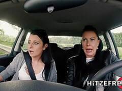 Gros cul, Brunette brune, En levrette, Branlette thaïlandaise, Mère que j'aimerais baiser, Rasée, Chaussures, Tatouage