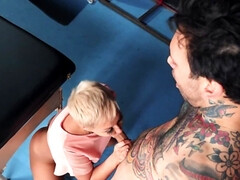 アメリカ人, アナル, デカ尻, デカパイ, フェラチオ, ジーンズ, タトゥー, 妻