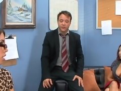 Grosse bite, Sucer une bite, Éjaculer dans la bouche, Gorge profonde, Faciale, Seins naturels, Secrétaire, Plan cul à trois