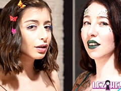 18, デカ尻, デカパイ, キス, レズビアン, なめる, ティーン, オッパイの