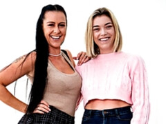 Blondine, Fingern, Küssen, Lesbisch, Lecken, Natürlichen titten, Rasiert, Jungendliche (18+)