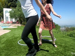 Красотки, Большие сиськи, Брюнетки, Латиноамериканки, Лесбиянка, Лизание, Натуральные сиськи, Тату