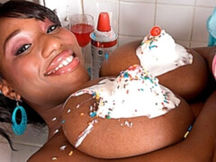 Belle grosse femme bgf, Gros cul, Noire, Brunette brune, Noir ébène, Doigter, Cuisine, Solo