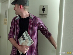 Bad, Blondine, Brille, Absätze, Masturbation, Höschen, Strümpfe, Toilette