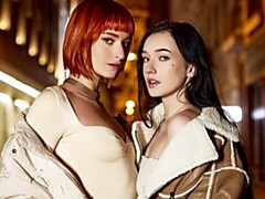 18 jaar, Anaal, Grote lul, Hondjeshouding, Pop, 1 man 2 vrouwen, Natuurlijke tieten, Tieten likken