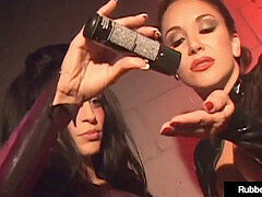 Bruinharig, Dominante vrouw, Latex, Lesbisch, Masturbatie, Billekoek, Voorbinddildo, Speelgoed