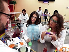 18 jaar, Grote kont, Grote lul, Pijpbeurt, Hondjeshouding, 1 man 2 vrouwen, Natuurlijke tieten, Tieten likken