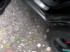 Enthousiasteling, Bruinharig, Auto, Moeder die ik wil neuken, Buiten, Gezichtspunt, Kort haar, Tieten likken