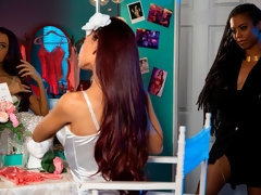 Brunette brune, Club, Doigter, Talons, Embrassement, Culottes ou slips, Chatte, Nénés