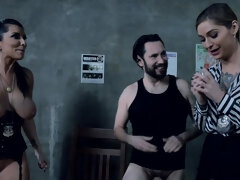 Блондинки, Брюнетки, Семяизвержение, Милф, Полиция, Бритые, Тату, Втроем