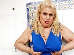 Leie, Wohlbeleibte schöne frauen, Grosse titten, Blondine, Fingern, Masturbation, Solo, Entkleiden
