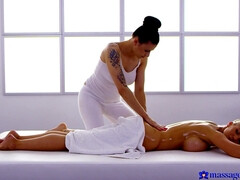 Поцелуи, Лесбиянка, Лизание, Массаж, Масло, Киски, Тату, Влажная