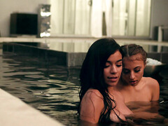 18 jahre, Grosse titten, Freundin, Lesbisch, Lecken, Masturbation, Natürlichen titten, Pool