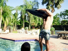 アメリカ人, お尻, ラティーナ, アウトドア, プール, スパンキング, タトゥー, オッパイの