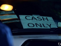 Blondine, Auto, Spermaladung, Kehlenfick, Kleid, Aufs gesicht abspritzen, Im freien, Muschi