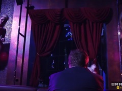 Blondine, Braunhaarige, Kehlenfick, Aufs gesicht abspritzen, Fingern, Hd, Hintern versohlen, Flotter dreier