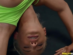 Lieveling, Pijpbeurt, Schattig, Vingeren, Flexibiel, Sportzaal, Likken, Tieten likken