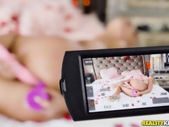 Amateur, Chambre à dormir, Gros cul, Masturbation, Chatte, Rasée, Tatouage, Jouets