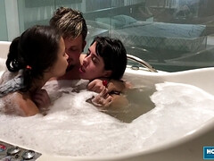 Leie, Blasen, Braunhaarige, Süss, Kehlenfick, Nippel, Tätowierung, Flotter dreier