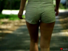 Красотки, Большие сиськи, Брюнетки, Поцелуи, Лесбиянка, Тощие, Втроем, Сиськи