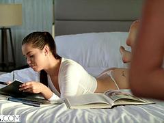 Arschlecken, Tussi, Grosser schwanz, Blasen, Pool, Reiten, Student, Flotter dreier