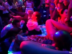 Blasen, Bekleidet, Tanzen, Gruppe, Lecken, Pornostars, Flotter dreier, Nass