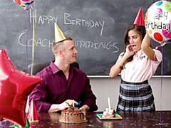 18 ans, Gros cul, Grosse bite, Sucer une bite, Brunette brune, Seins naturels, Élève, Adolescente