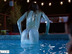 Morena, Peludo, Lesbiana, Lamidas, Al aire libre, Pequeña, Piscina, Coño