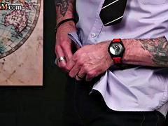 Gros seins, Britannique, Homme nu et filles habillées, Collège université, Mignonne, Femme dominatrice, Fétiche, Tatouage