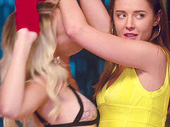 Минет, Брюнетки, Сперма на лице, Две девушки, Белье, Втроем