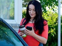 Grosser arsch, Blasen, Braunhaarige, Hundestellung, Fingern, Handjob, Interrassisch, Tätowierung