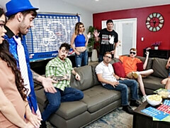 18 jaar, Grote lul, Pijpbeurt, Hondjeshouding, Natuurlijke tieten, Orgie, Tiener, Tieten likken