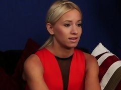 Blonde, Sucer une bite, Homme nu et filles habillées, Hd