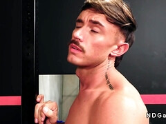 アナル, フェラチオ, 手コキする, シゴき, 筋肉, コキ, フェラする, タトゥー