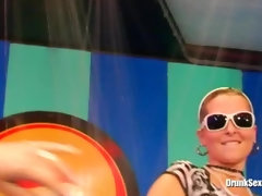 Grosser schwanz, Grosse titten, Cfnm, Schwanz, Gruppe, Abendanzug, Ablutschen, Nass