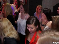 Noire, Sucer une bite, Brunette brune, Habillées, En levrette, Groupe, Orgie, Culottes ou slips