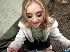 Grote kont, Blond, Pijpbeurt, Hondjeshouding, Natuurlijke tieten, Openbaar, Tiener, Tieten likken