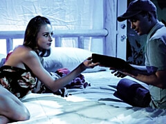 Chambre à dormir, Grosse bite, Sucer une bite, En levrette, Seins naturels, Cheveux courts, Adolescente, Nénés