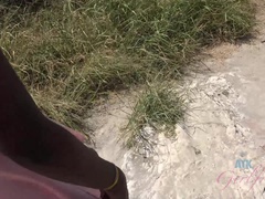 Enthousiasteling, Zwart, Vriendin, Handbeurt, Orgasme, Openbaar, Geschoren, Tieten likken