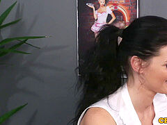 Sucer une bite, Homme nu et filles habillées, Tir de sperme, Européenne, Faciale, Femme dominatrice, Branlette thaïlandaise, Humiliation