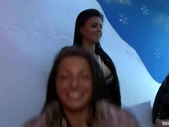 Черные, Брюнетки, В одежде, Танцы, Межрасовый секс, Лесбиянка, Лизание, Свингеры