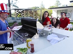 Culo, Culo grande, Tetas grandes, Mamada, Corridas, Al aire libre, Piscina, Adolescente