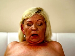 Grote mammen, Blond, Pijpbeurt, Sperma in gezicht, Omie, Ondergoed, Masturbatie, Rijpe lesbienne