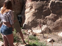 Lécher le cul, Grosse bite, Brunette brune, Collège université, Éjaculer dans la bouche, De plein air, Étudiant, Tatouage