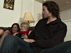 Grote mammen, Biseksueel, Pijpbeurt, Homo, Handbeurt, Moeder die ik wil neuken, Orgie, Trio