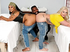 Zwart, Hondjeshouding, Dik, 1 man 2 vrouwen, Masseren, Moeder die ik wil neuken, Tatoeage, Trio