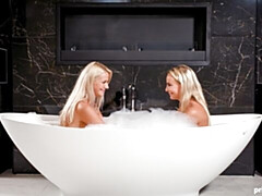 18 jahre, Lesbisch, Lecken, Muschi, Rasiert, Dürr, Jungendliche (18+), Titten