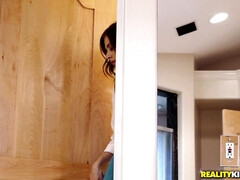 Salle de bains, Gros seins, Tromperie, Tir de sperme, Embrassement, Lesbienne, Piercing, Chatte