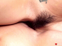 お尻, ベッドルーム, 毛深い, キス, レズビアン, オナニー, 小柄, オッパイの