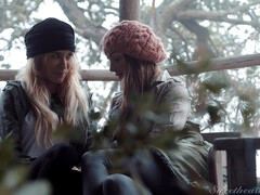 Arsch, Blondine, Braunhaarige, Küssen, Lesbisch, Lecken, Socken, Tätowierung